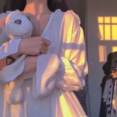 给小酒馆女子喝高杯酒